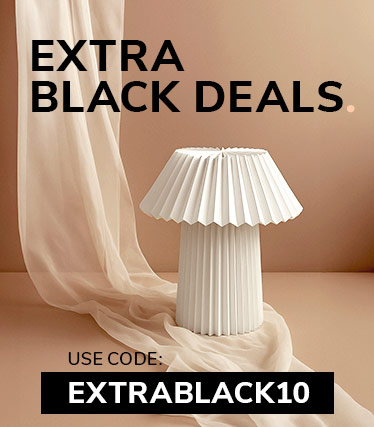 Promotionsbild för Extra Black Deals med en vit veckad bordslampa på en beige tygbakgrund och rabattkoden ‘EXTRABLACK10