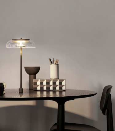 Elegant bordslampa på ett modernt skrivbord med stilfulla heminredningsdetaljer.