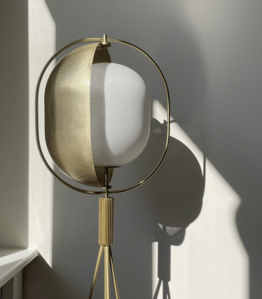 Skulptural 101 Copenhagen golvlampa med mässingsdetaljer och atmosfäriskt ljusspel.