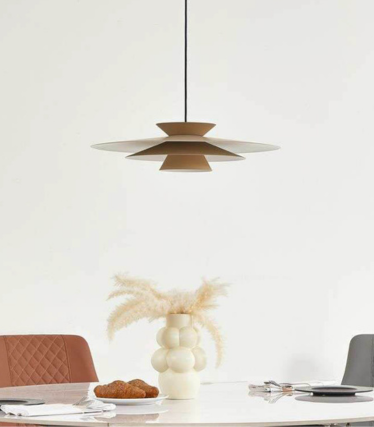 Modern taklampa ovanför matbord med varma naturtoner och tidlös design.
